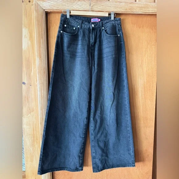Edikted Vyxen Vintage Washed Low Rise Jeans in Black Washed - Picture 4 of 6